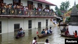 Lãnh tụ đối lập Myanmar Aung San Suu Kyi đến thăm một tu viện bị ngập lụt ở Bago, 80 km (50 dặm) về phía đông bắc Yangon, Myanmar, ngày 3/8/2015.