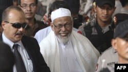 Giáo sĩ Hồi giáo quá khích Abu Bakar Bashir rời khỏi phòng xử án ở thủ đô Jakarta, Indonesia, ngày 16/6/2011