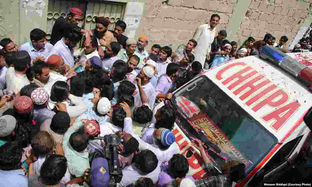 ایمبولیس کا کھلتا دروازہ۔ اسے لوگوں کا جوش دیکھ کر فوری طور پر بند کر دیا گیا تھا