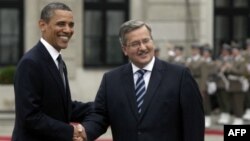 Tổng thống Mỹ Barack Obama (trái) và Tổng thống Ba Lan Bronislaw Komorowski tại Warsaw, Ba Lan, ngày 28 tháng 5, 2011