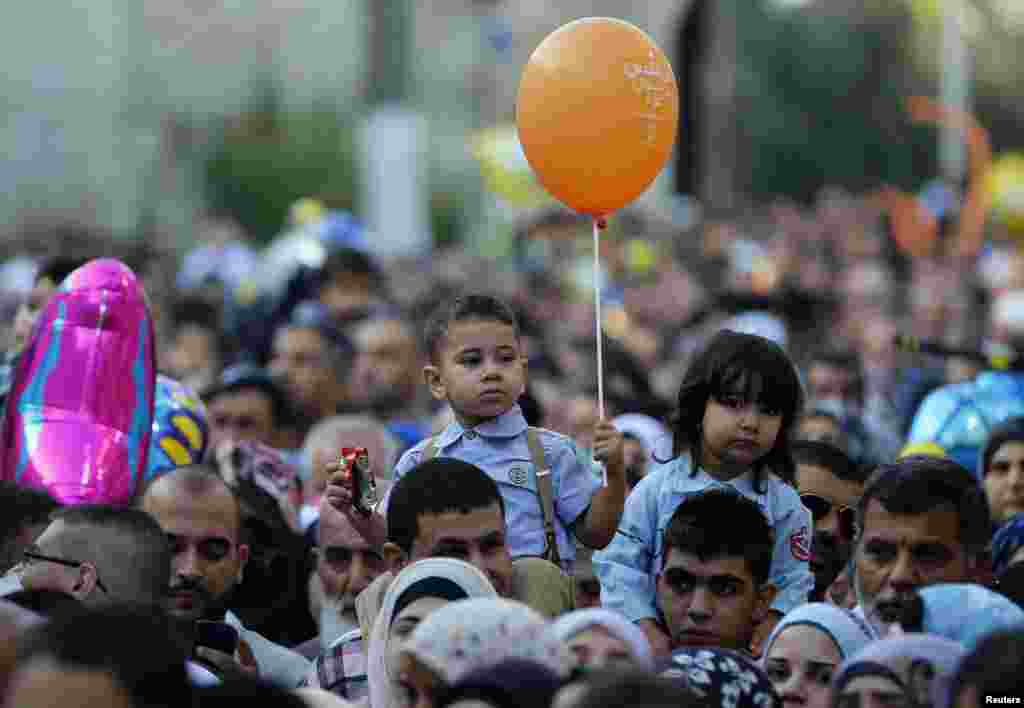 Người Palestine sau buổi cầu nguyện lễ Eid al-Fitr tại Old City ở Jerusalem, ngày 28/7/2014.