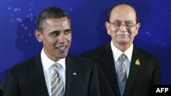 Tổng thống Hoa Kỳ Barack Obama và Tổng thống Miến Ðiện Thein Sein trong lúc chụp hình lưu niệm tại Hội nghị thượng đỉnh ASEAN ở Nusa Dua trên đảo Bali, ngày 19/11/2011