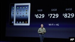 Phó Chủ tịch Apple Phil Schiller nói về giá cả của Ipad mới tại San Francisco, ngày 7/3/2012