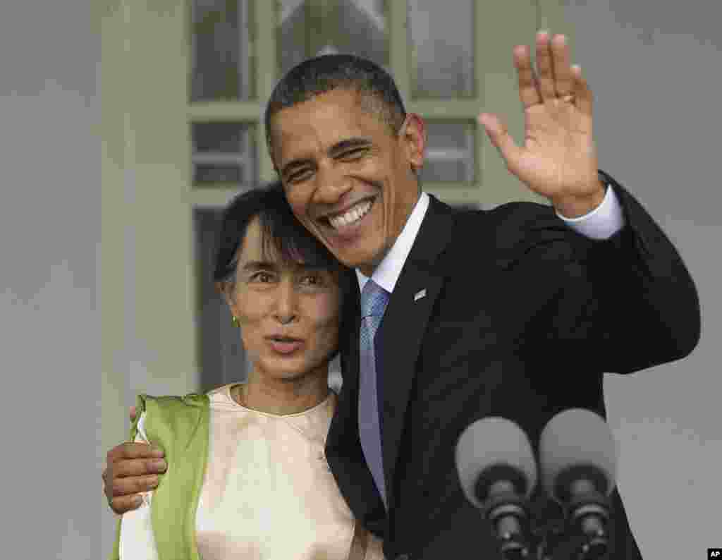 Tổng thống Mỹ Barack Obama v&agrave; nh&agrave; tranh đấu d&acirc;n chủ Miến Điện Aung San Suu Kyi tại tư gia của b&agrave; ở Rangoon, ng&agrave;y 19 th&aacute;ng 11, 2012.