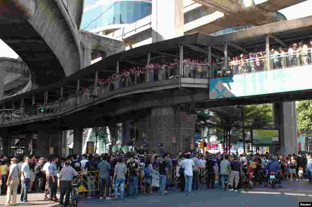 Đám đông lắng nghe bài phát biểu chống chính phủ tại một ngã tư chính ở thủ đô Bangkok (Steve Herman / VOA)