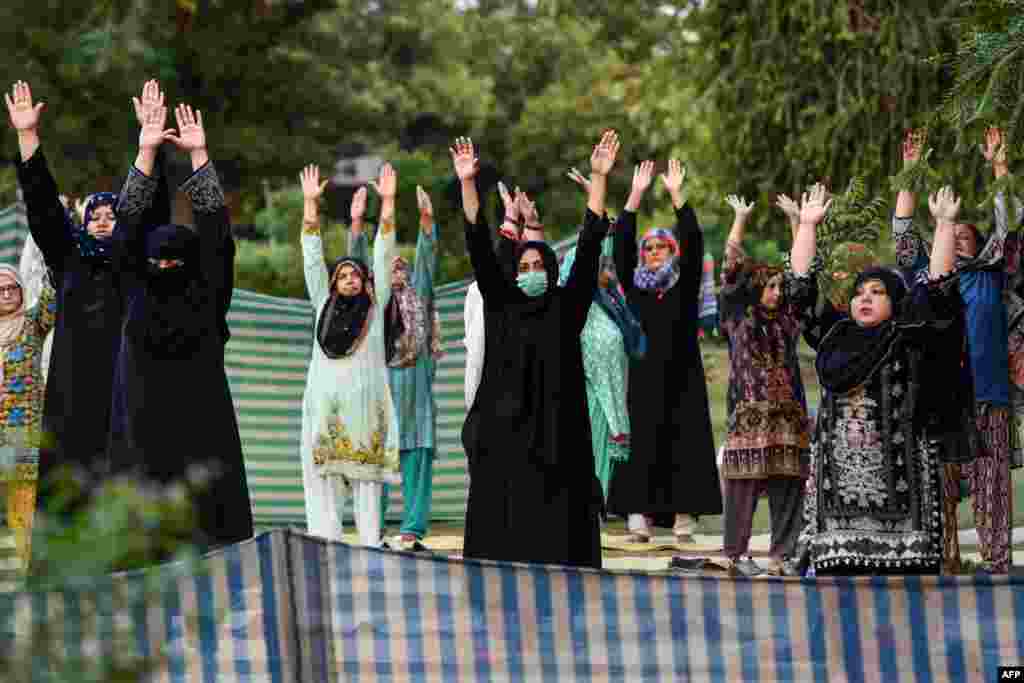 پاکستان میں یوگا کے عالمی دن کے موقع پر خواتین کی بڑی تعداد پارک میں یوگا کرتی دکھائی دے رہی ہیں۔