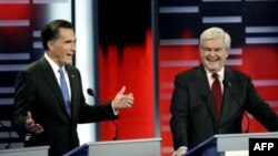 Ứng cử viên Tổng thống của đảng Cộng hòa Mitt Romney (trái) và Newt Gingrich trong cuộc tranh luận tại Des Moines, Iowa