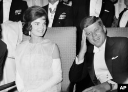 Başkan Kennedy ve First Lady Jackie Kennedy, 1961'de yemin töreni sonrasındaki Başkanlık Balosu'nda.