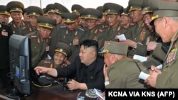 Lãnh tụ Bắc Triều Tiên Kim Jong Un theo dõi cuộc tập trận của đơn vị pháo binh quân đội nhân dân Triều Tiên trên máy vi tính.