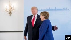 Tổng thống Mỹ Donald Trump và Thủ tướng Đức Angela Merkel chụp ảnh chung trước cuộc họp song phương ngày 6/7/2017 tại Hamburg, Đức.