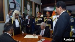 Ông Ranil Wickremesinghe tuyên thệ nhậm chức tổng thống của Sri Lanka, ở Colombo.