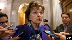 Chủ tịch Ủy ban Tình báo Thượng viện, Thượng nghị sĩ Dianne Feinstein trả lời câu hỏi của các nhà báo