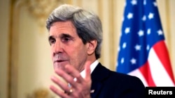 Ngoại trưởng Hoa Kỳ John Kerry nói chuyện tại cuộc họp báo ở Paris, 31/3/14