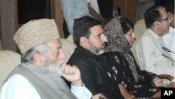 جموں و کشمیر کے رہنما بھارتی وزیراعظم کی صدارت میں کل جماعتی کانفرنس میں شرکت کرتے ہوئے۔