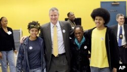 Gia đình đa chủng tộc của ông Bill de Blasio sau khi bỏ phiếu tại Brooklyn, New York ngày 5/11/2013.