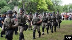 ABD’de üniversite kampüslerinde Filistin yanlısı protestolarda gerginlik sürüyor. Teksas Ünivesitesi kampüsünde eylemci öğrenciler ve polis arasında arbede yaşandığı bildirildi. Fotoğrafta Teksas eyalet polisi kampüste yürürken görülüyor, 24 Nisan 2024. 