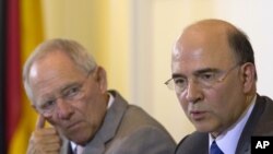 Bộ trưởng Tài chính Đức Wolfgang Schaeuble (trái) và Bộ trưởng Tài chính Pháp Pierre Moscovici 