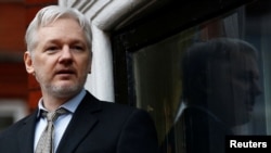 Người sáng lập WikiLeaks Julian Assange phát biểu trên ban công của sứ quán Ecuadorở London, Anh. Chính phủ Thụy Điển vừa công bố ngừng cuộc điều tra về cáo buộc hãm hiếp của ông Assange.