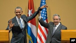 Tư liệu- Chủ tịch Cuba Raul Castro nâng cánh tay của Tổng thống Hoa Kỳ Barack Obama trong một cuộc họp báo chung. 