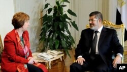 Người đứng đầu chính sách ngoại giao của EU, bà Catherine Ashton trong một cuộc gặp với ông Morsi.