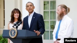 Tổng thống Obama trong cuộc họp báo với cha mẹ của binh sĩ Mỹ Bowe Bergdahl (L) tại vườn Hồng Tòa Bạch Ốc.