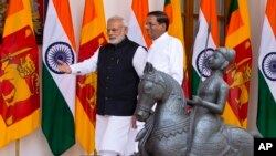 Tổng thống Sri Lanka Maithripala Sirisena được Thủ tướng Ấn Độ Narendra Modi đón tiếp tại New Delhi, ngày 16/2/2015.