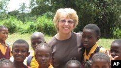 Bà Nancy Writebol cùng với các trẻ em ở Liberia