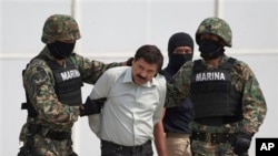 Joaquin 'El Chapo' Guzman bị còng tay áp tải lên trực thăng ở Mexico City, 22/2/2014.