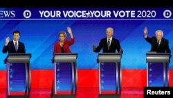 Các ứng cử viên tổng thống Hoa Kỳ bên Ðảng Dân chủ: Pete Buttigieg, Elizabeth Warren, Joe Biden và Bernie Sanders trong cuộc tranh luận tổng thống năm 2020 tại trường đại học Saint Anselm ở Manchester, New Hampshire, ngày 7/2/2020.