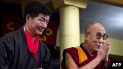 Ông Lobsang Sangay (trái), Thủ tướng mới của chính phủ Tây Tạng lưu vong, đứng bên cạnh nhà lãnh đạo tinh thần Tây Tạng, Ðức Đạt Lai Lạt Ma trong buổi lễ nhậm chức tại đền thờ Tsuglakhang ở Dharmsala, Ấn Độ, ngày 8/8/2011