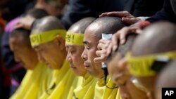 Thân nhân của các nạn nhân vụ chìm phà Sewol cạo đầu trong cuộc biểu tình phản đối kế hoạch bồi thường của chính phủ Seoul, ngày 2/4/2015.