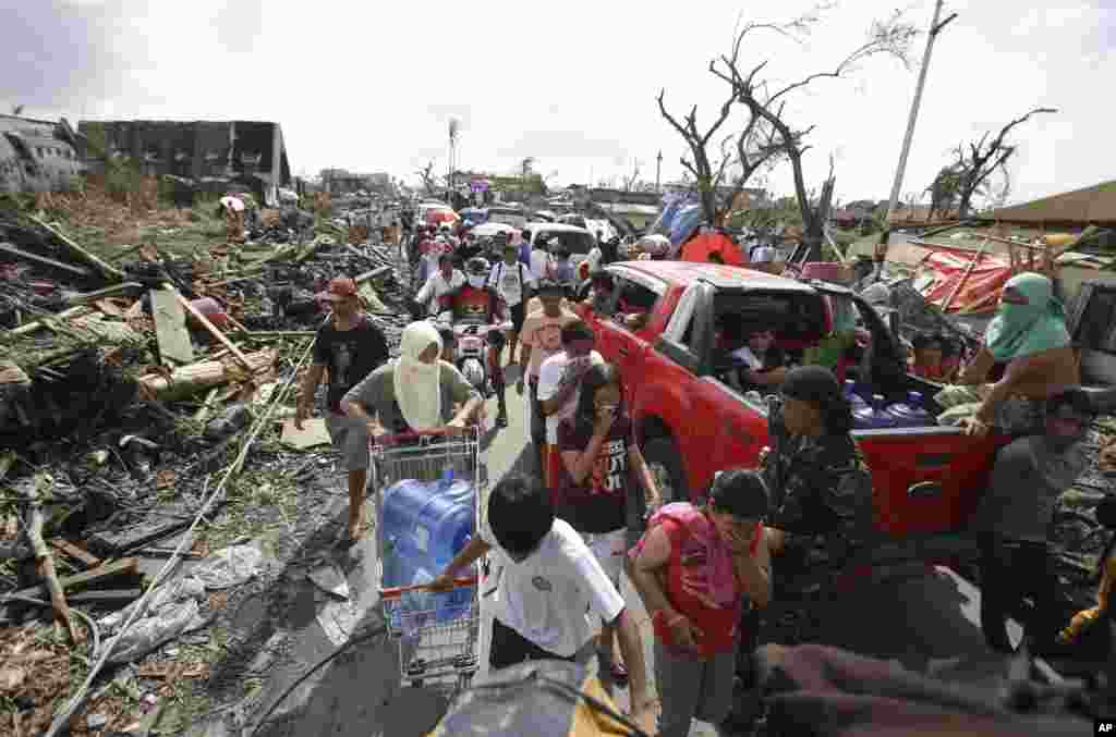 Những người sống sót chật vật tìm thực phẩm và nước uống ở thành phố Tacloban, tỉnh Leyte, miền Trung Philippines, ngày 11/11/2013.