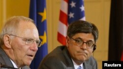 Bộ trưởng Tài chính Hoa Kỳ Jack Lew (phải) và Bộ trưởng Tài chính Đức Wolfgang Schaeuble tại cuộc họp báo ở Berlin, 9/4/13