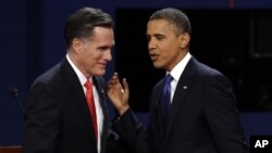 Ửng cử viên Ðảng Cộng hòa Mitt Romney và Tổng thống Barack Obama tại cuộc tranh luận đầu tiên tại Ðại học Denver, ngày 3/10/2012