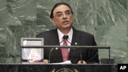 Ảnh của cựu Thủ tướng Benazir Bhutto được đặt ở bục nói chuyện khi Tổng thống Pakistan Zardari phát biểu trước Đại hội đồng LHQ
