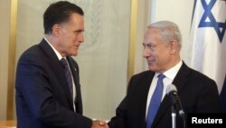 Thủ tướng Israel Benjamin Netanyahu (phải) bắt tay với ứng cử viên Tổng thống đảng Cộng hòa Mitt Romney trong cuộc họp của họ tại Jerusalem, ngày 29/7/2012