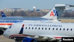 Máy bay của hãng hàng không American Airlines và US Airways tại phi trường Ronald Reagan ở Virginia. 