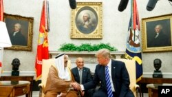 Tổng thống Donald Trump bắt tay Tiểu vương Kuwait Sheikh Sabah Al Ahmad Al Sabah tại Phòng Bầu dục Tòa Bạch Ốc ngày 5/9/2018.