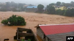 Đường phố bị ngập tại Regent gần Freetown, Sierra Leone ngày 14/8/2017.