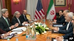 Ngoại trưởng Mỹ John Kerry tại cuộc họp về chương trình hạt nhân của Iran với Bộ trưởng Ngoại giao Mohammad Javad Zarif Iran ở Lausanne, Thụy Sĩ, ngày 17/3/2015.