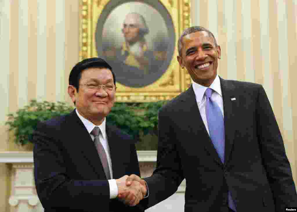 Tổng thống Barack Obama bắt tay Chủ tịch nước Trương Tấn Sang của Việt Nam trong cuộc họp tại Phòng Bầu dục ở Tòa Bạch Ốc, ngày 25/7/2013. 