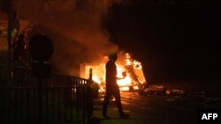 A person mans a barricade blocking a bridge on November 25, 2021 in Fort-de-France, on the French Caribbean island of Martinique as hardline opponents of measures to limit the spread of Covid-19 clashed again with security forces for a third consecutive 