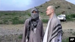 Trung sĩ Bowe Bergdahl đứng cạnh một chiến binh Taliban tại miền đông Afghanistan (ảnh tư liệu). 5 thủ lĩnh cấp cao của Taliban đã được phóng thích năm ngoái khỏi trung tâm giam giữ của Hoa Kỳ ở vịnh Guantanamo, Cuba, để đổi lấy binh sĩ Mỹ Bowe Bergdahl.