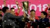 Huấn luyện viên Park Hang Seo và các học trò nâng cao Suzuki Cup sau trận chung kết gặp Malaysia tại Mỹ Đình, 15 tháng 12, 2018. (AP Photo/Minh Hoang)