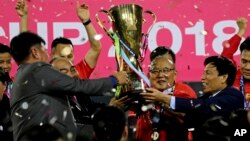 Huấn luyện viên Park Hang Seo và các học trò nâng cao Suzuki Cup sau trận chung kết gặp Malaysia tại Mỹ Đình, 15 tháng 12, 2018. (AP Photo/Minh Hoang)