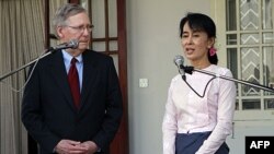 Thượng nghị sĩ Hoa Kỳ Mitch McConnell (trái) và lãnh tụ đấu tranh cho dân chủ Miến Điện Aung San Suu Kyi dự buổi họp báo sau cuộc hội đàm tại tư gia của bà ở Rangoon hôm 16/1/12