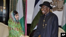 Tổng thống Nigeria Goodluck Jonathan tiếp nhà hoạt động Pakistan Malala Yousafzai ở Abuja, Nigeria, 14/7/14