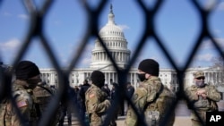 Vệ binh Quốc gia bảo vệ điện Capitol, ngày thứ Năm 4/3/2021, thủ đô Washington, Hoa Kỳ. (AP Photo/Jacquelyn Martin)