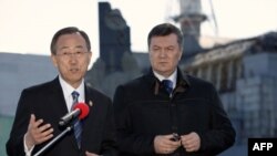 Tổng thống Ukraina Viktor Yanukovich (phải) và Tổng thư ký Liên Hiệp Quốc Ban Ki-moon thăm nhà máy điện hạt nhân Chernobyl ở Ukraina, 20/4/2011