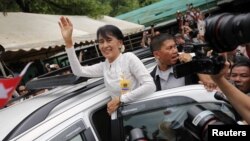 Bà Aung San Suu Kyi vẫy chào người tị nạn Miến điện tại trại tị nạn Mae La, ngày 2 tháng 6, 2012